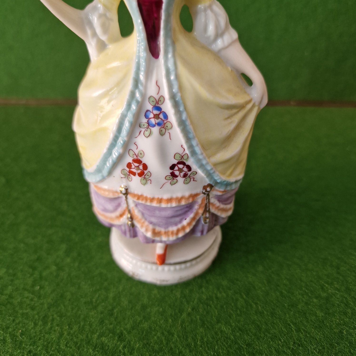 Figura de dama em porcelana Alemã - Sitzendorf