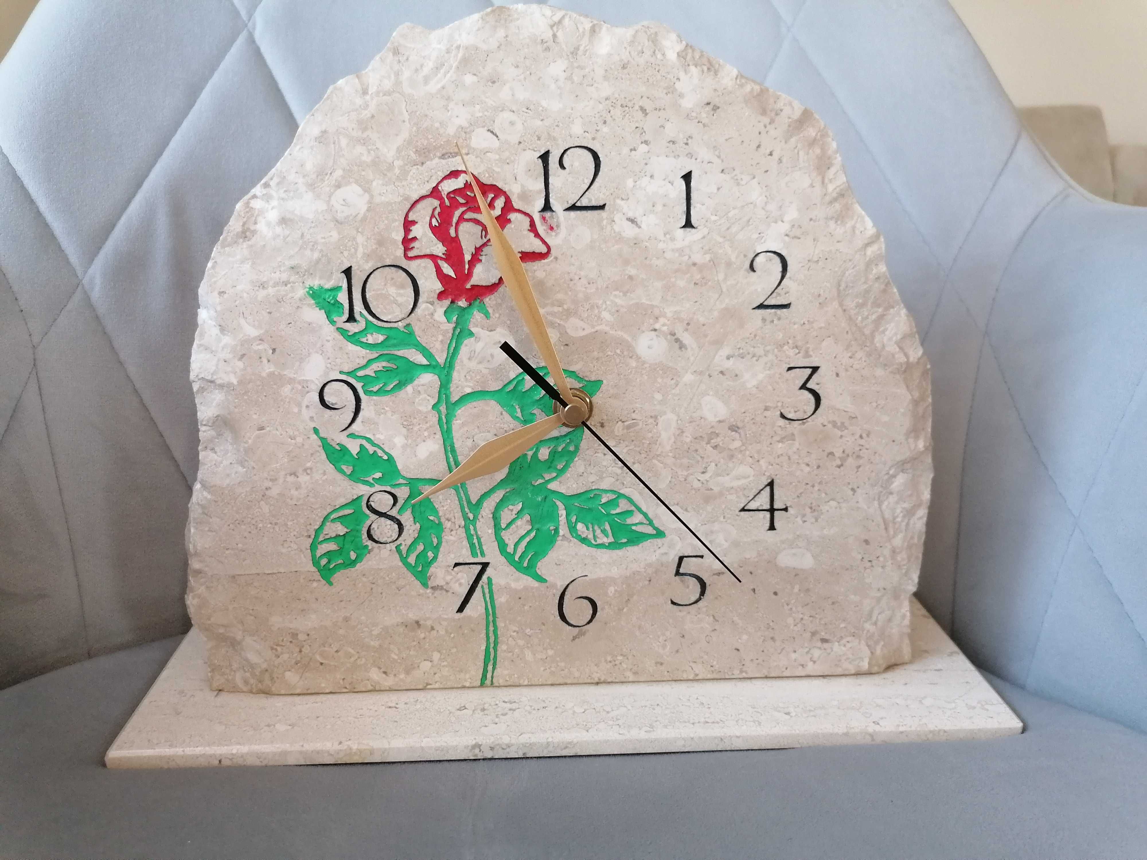 Zegar z kamienia /róża