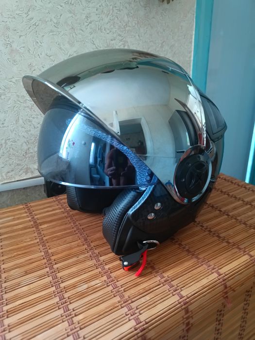 Продам  шлем полулицевик карбон ( новый) 56 рамер ( с очками и визор)