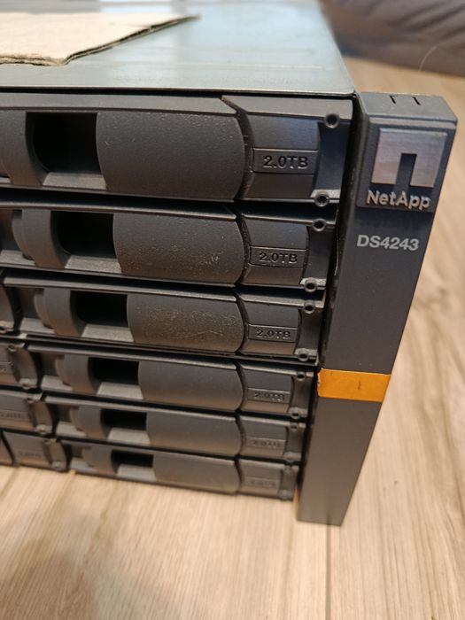 NetApp DS4243 JBOD storage. Дискова полка