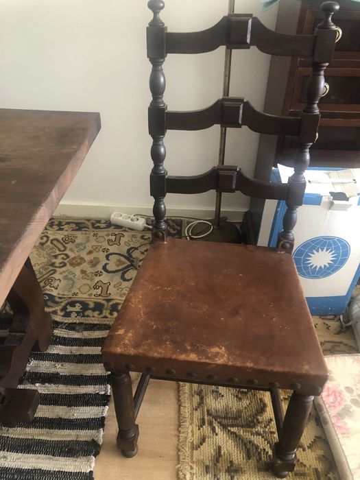 Mesa em madeira maciça com 6 cadeiras