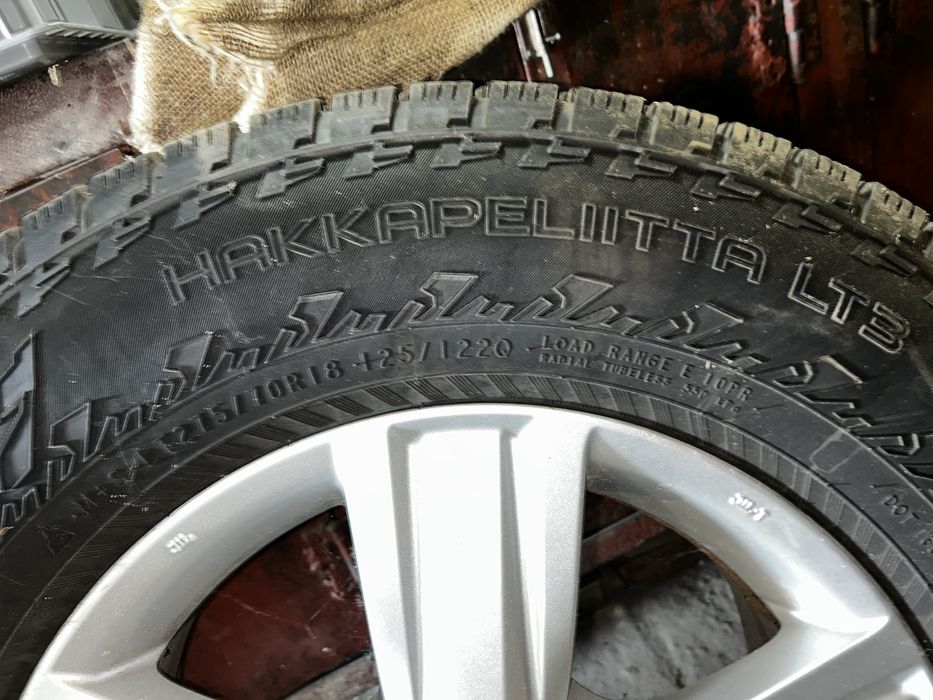 Nokian Hakkapelitta LT3 на штатних дисках від Land Cruiser 200