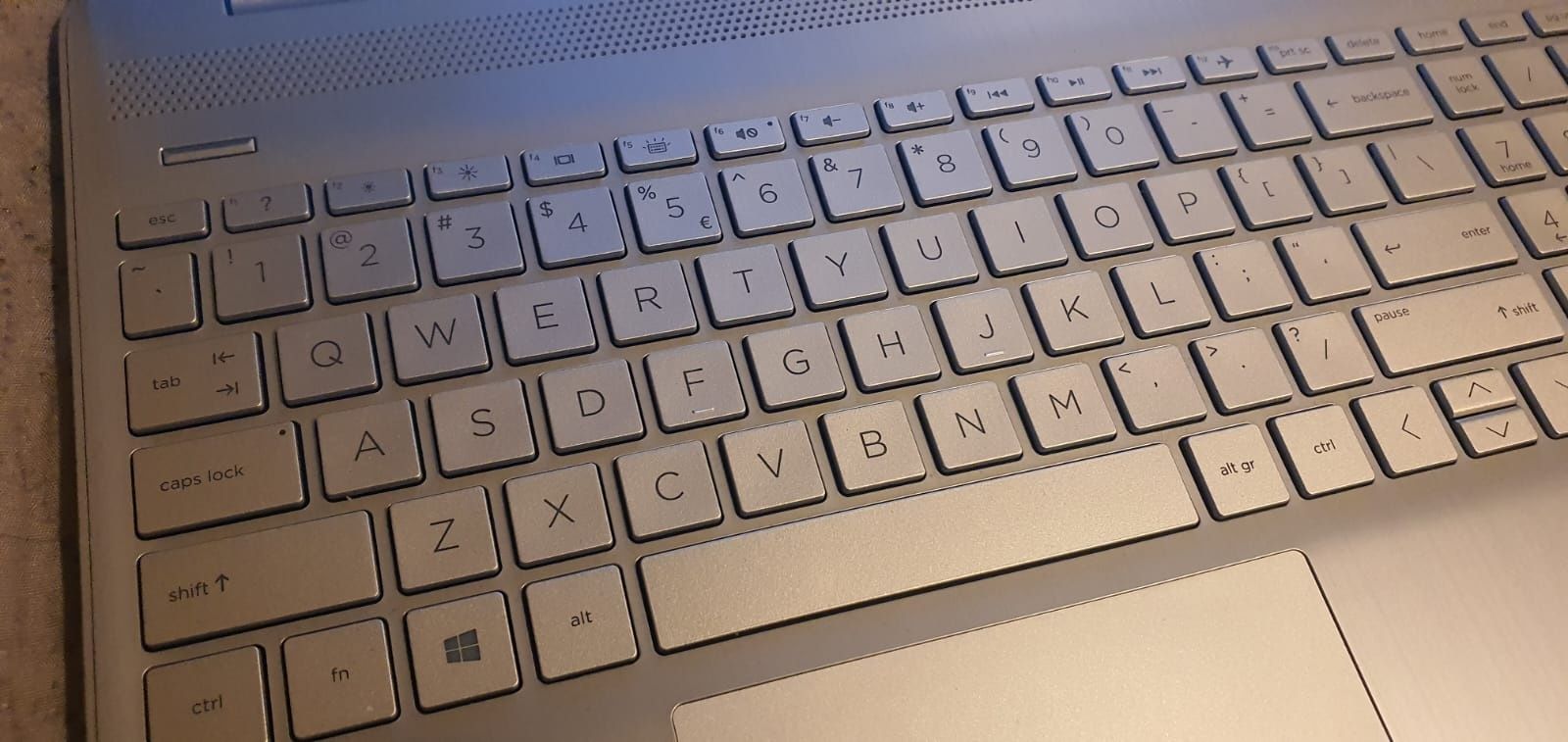 Sprzedam laptop HP 15-DW3001NW Full HD, 8GB RAM, 512GB SSD, i5