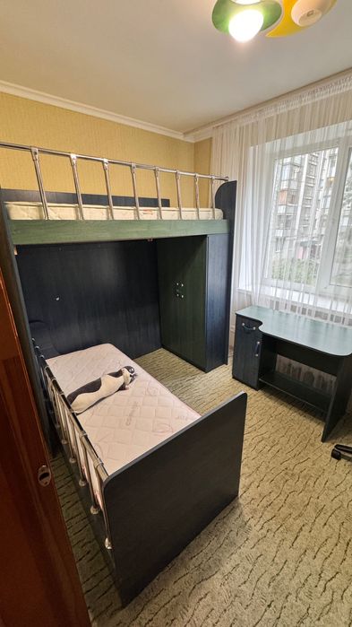 Двохярусне ліжко з матрасами та шафою