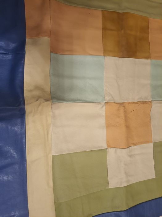 Narzuta na łóżko skórzana z kawałków skóry