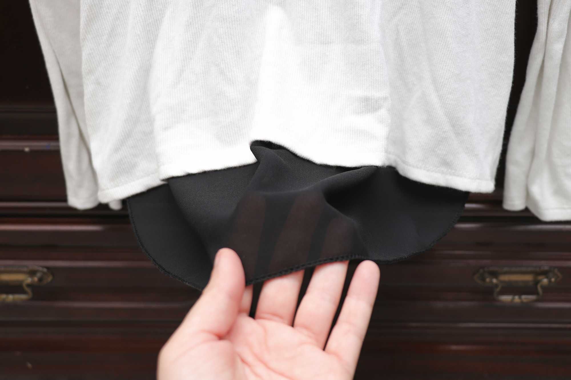 camisola branca com pormenor preto