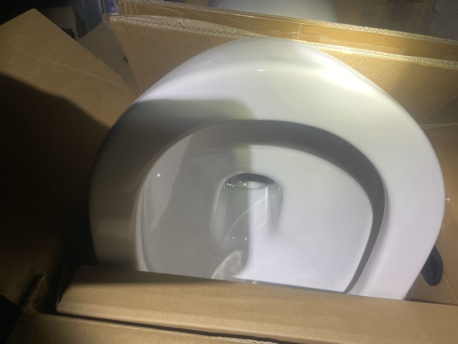 Унітаз Roca в ідеальному стані є 2 шт