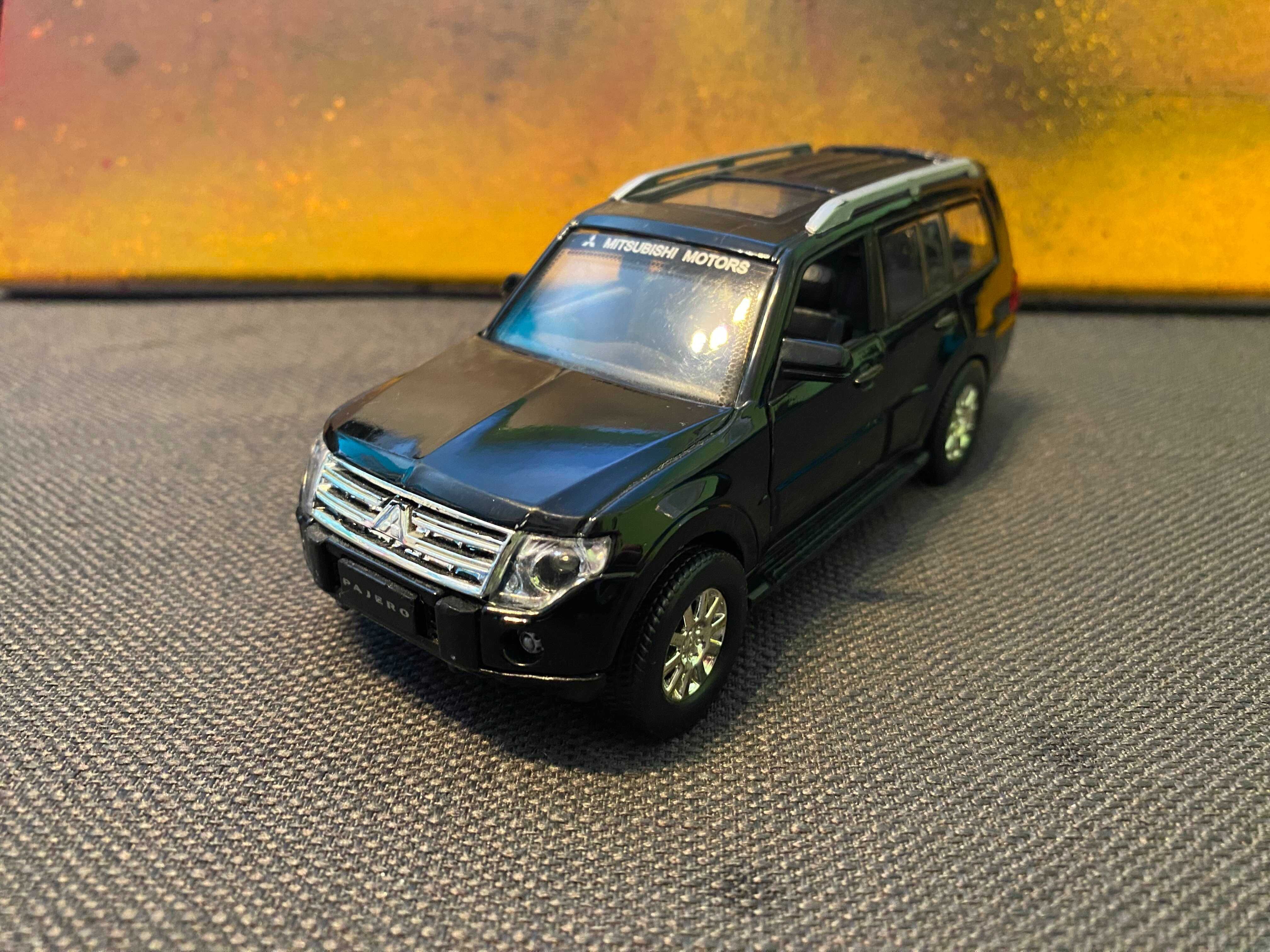 Model / Resorak Mitsubishi Pajero (1999) 1:32 - Uni-Fortune