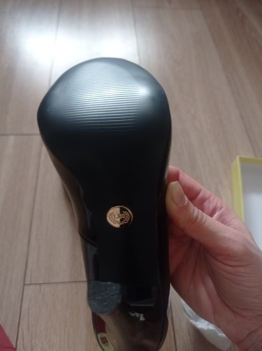 Туфлі лаковані на шпильці