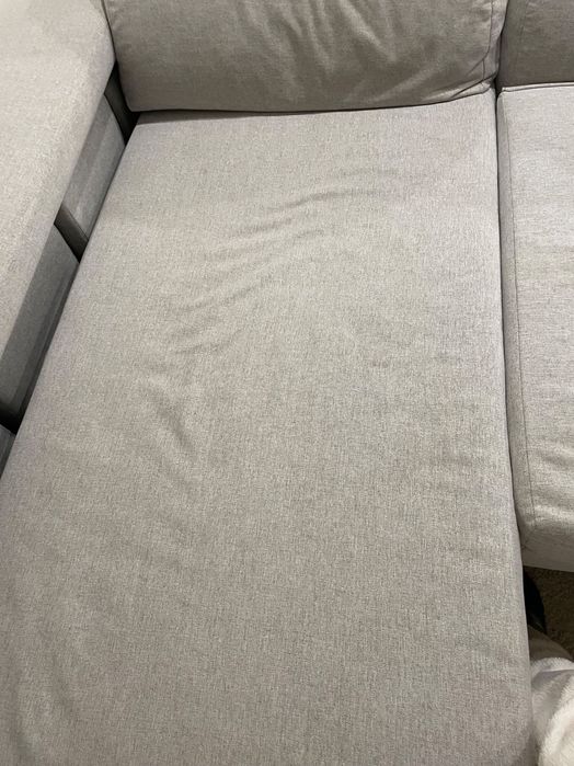 Sofá cinzento claro 3 lugares com chaise long e 4 puffs