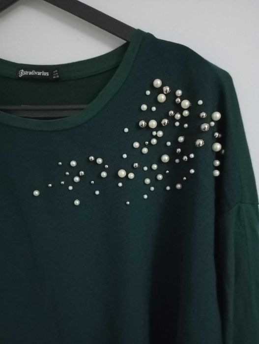 Blusa verde com detalhes de bolinhas decorativas