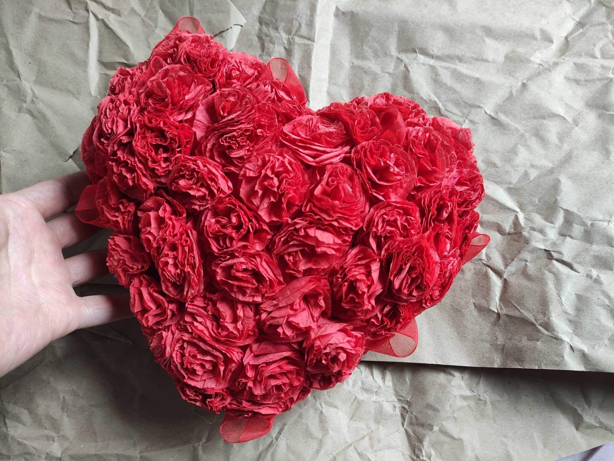 Серце червоне об'ємне з троянд сердце