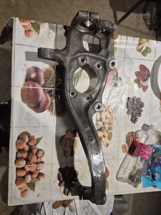 Цапфа для AUDI Q 5, пердня ліва, б/у.