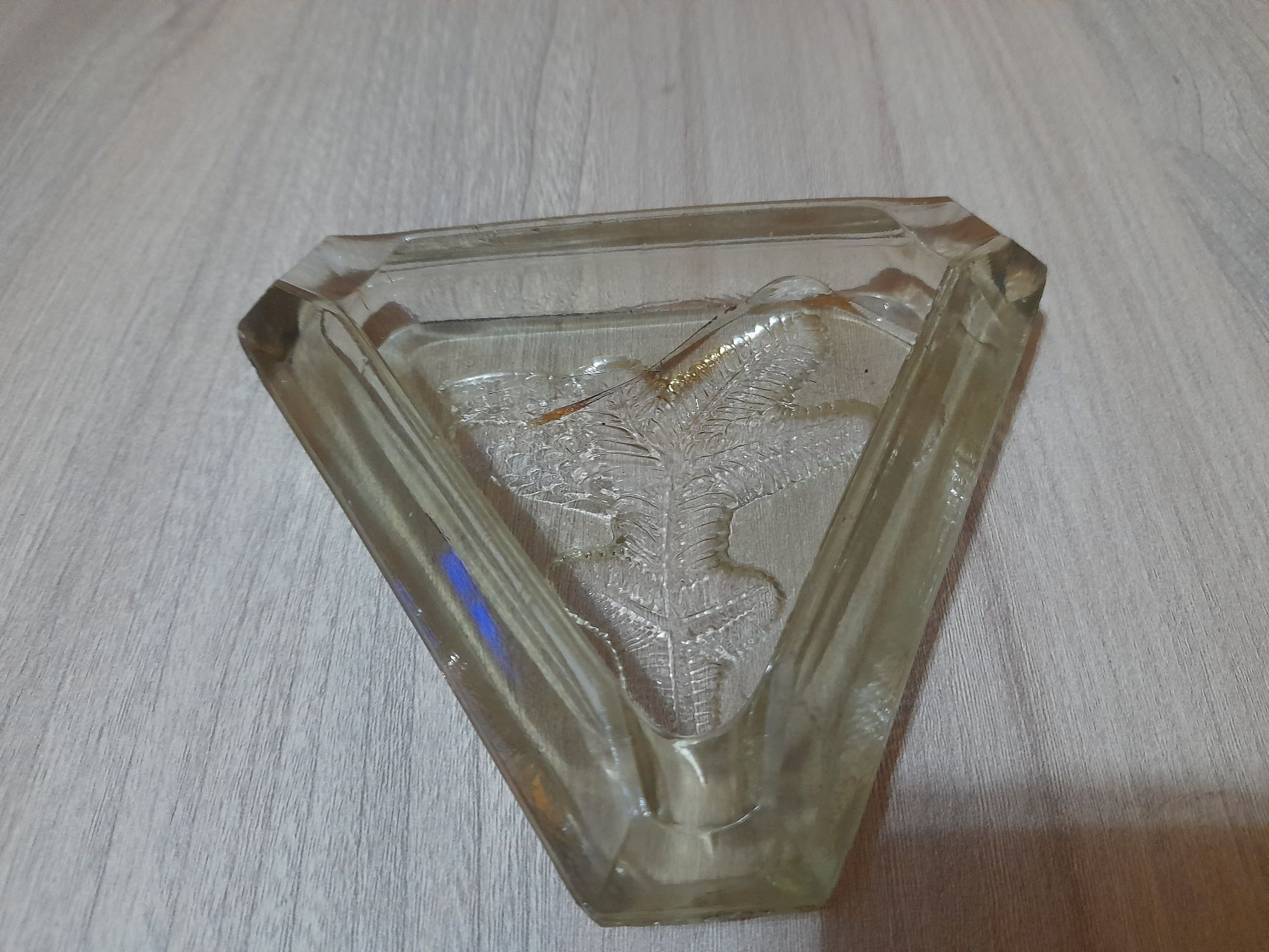 Stara popielniczka szklana trójkątna