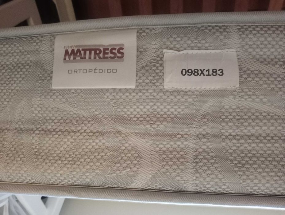 Cama de criança em madeira lacada a branco com estrado e colchão