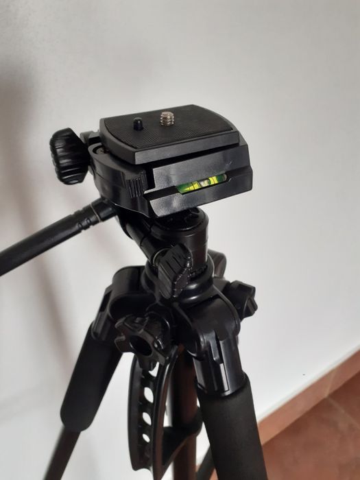 Tripé ajustável c/ nível