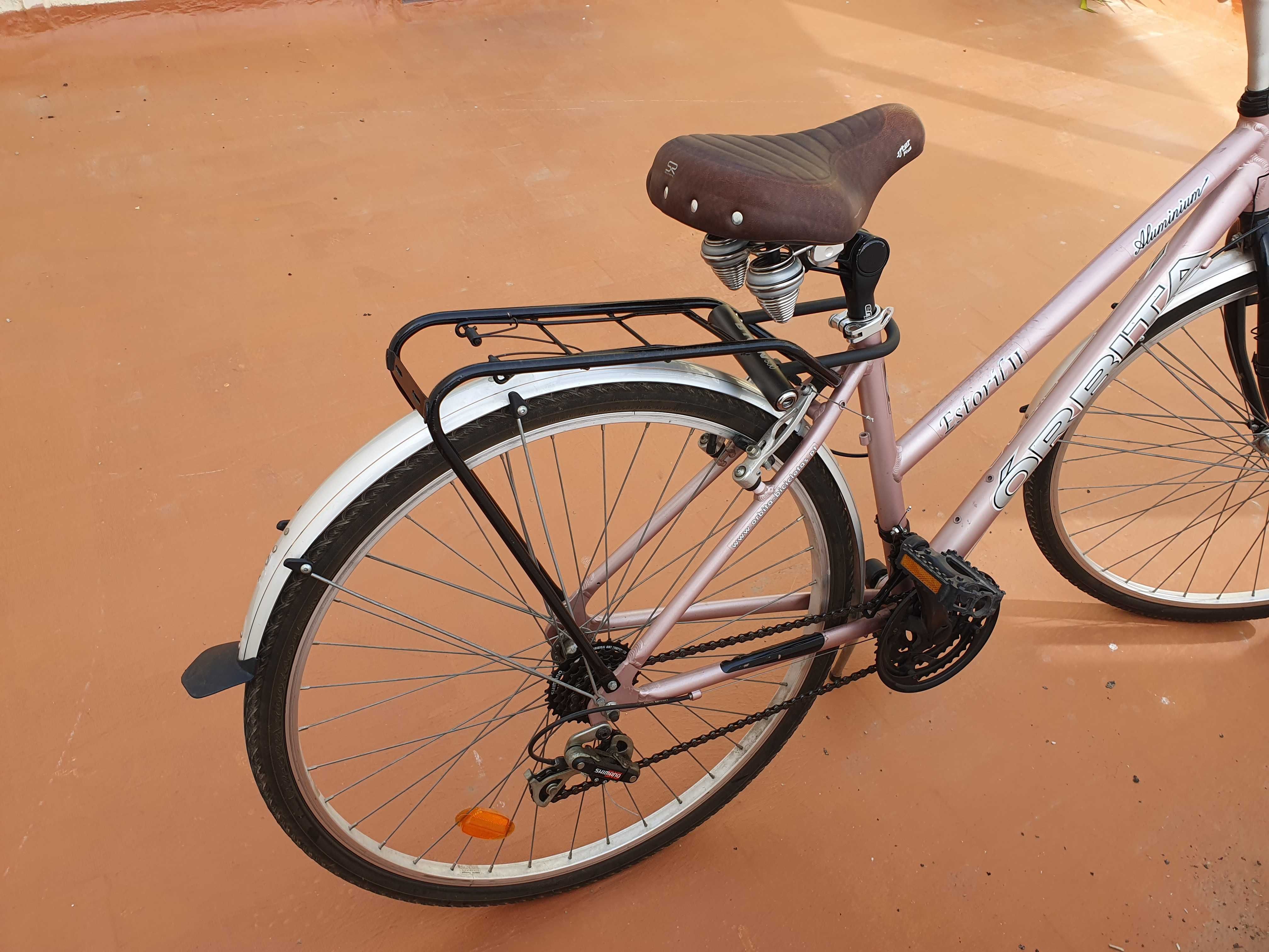 bicicleta com porta-bagagens