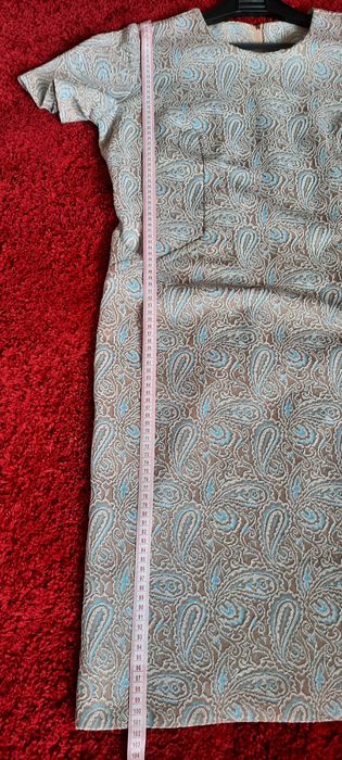 Sukienka ze złota nitką