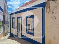 Moradia V2 remodelada, a escassos metros da praia de Sesimbra.