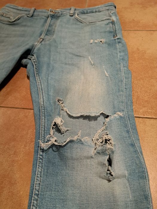 Dżinsy Zara z przetarciami custom drip drill jasnoniebieskie