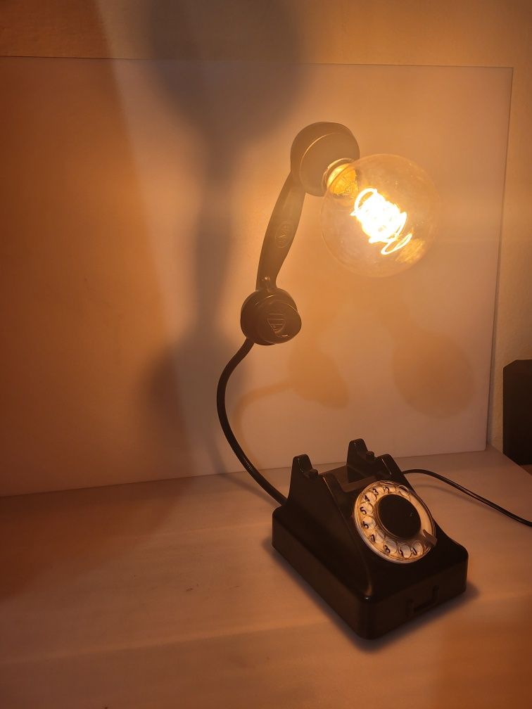 Lampka nocna ,ozdobna na bazie starego telefonu w stylu vintage.