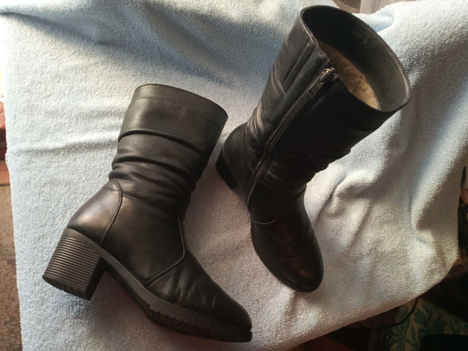Чоботи жіночі зимові чорні 39 розмір на підборах 350 грн