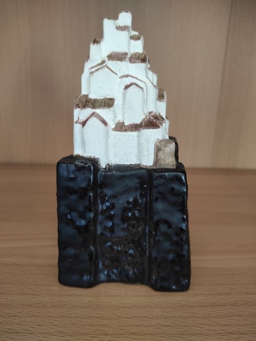 Escultura castelo com vila muralhada representando Óbidos