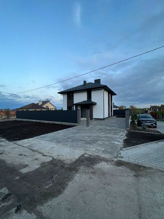 Продаж будинку  у передмісті Столиці, 10 хвилин їзди!