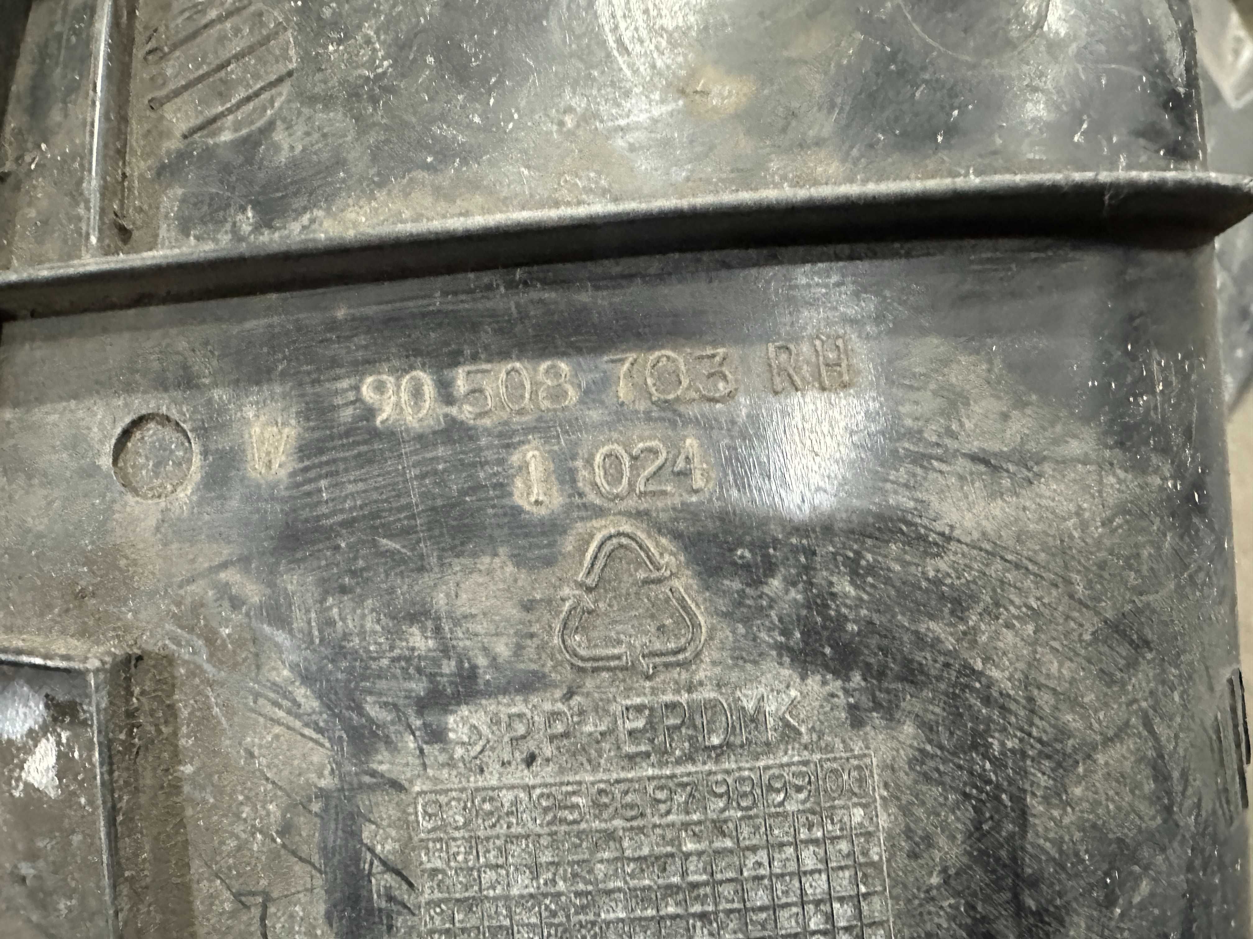 Подкрылок задний правый  opel vectra b 90508703