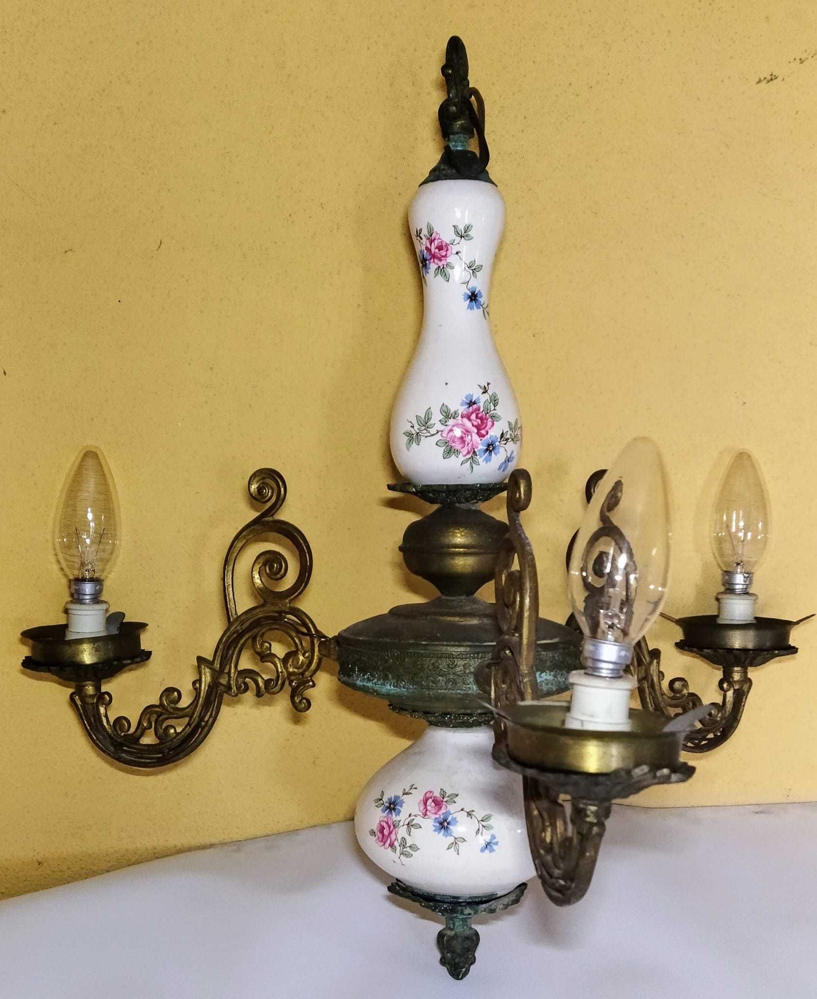 Candeeiro de teto em latão e loiça.