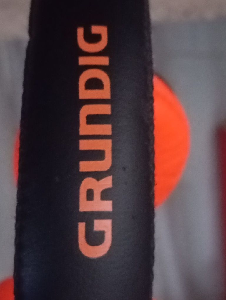 Auscultadores Grundig (cor: laranja e outas)ras