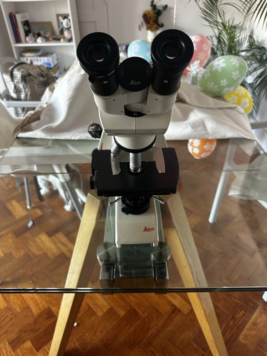 Microscópio Leica DM750