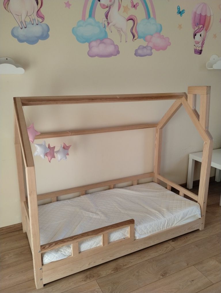 Drewniane łóżko domek z materacem 140x70cmdla dziecka