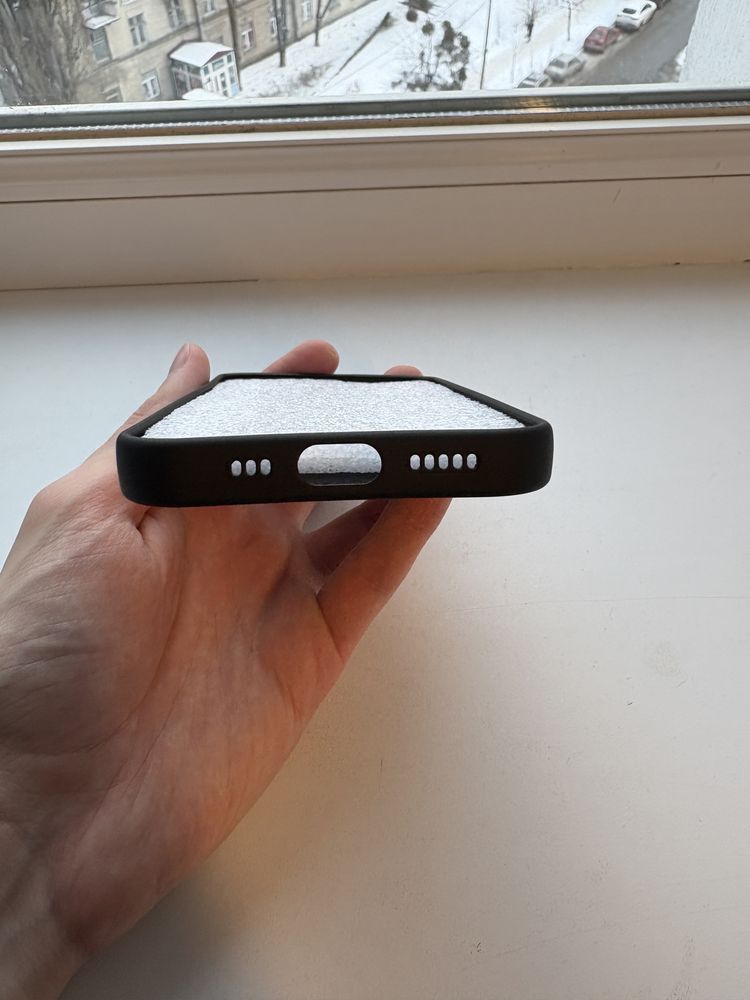 Чорний чохол на iphone 14