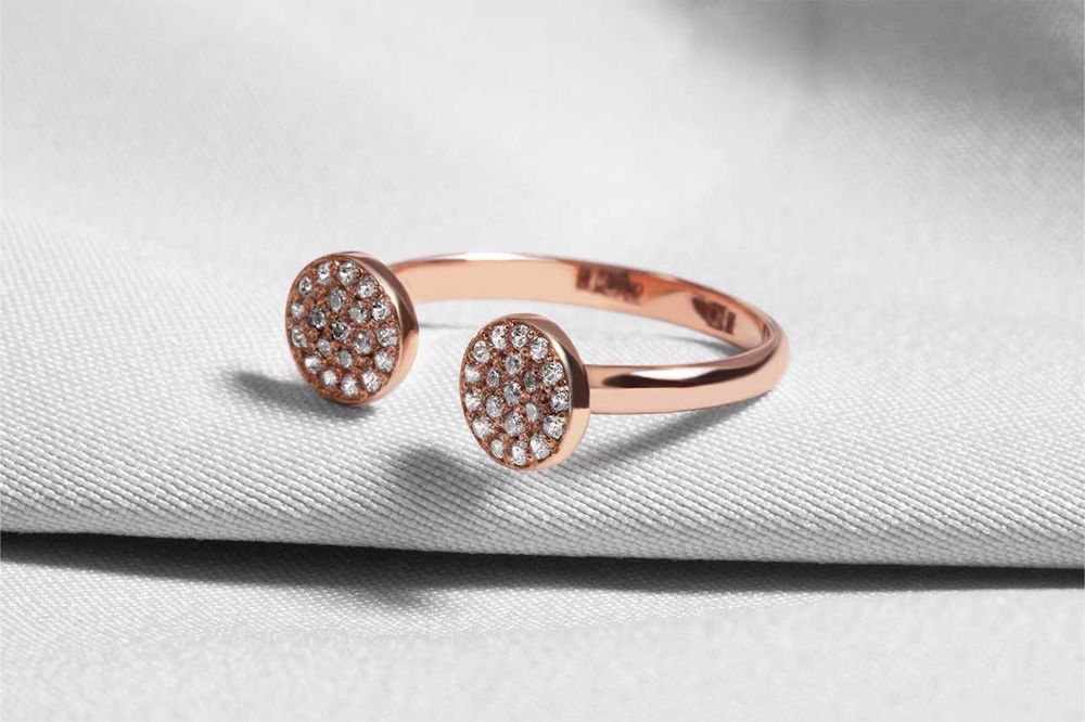 Элегантное кольцо из красного золота с фианитами