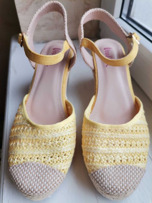 Buty letnie na koturnie