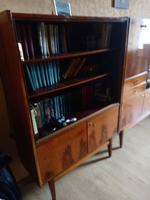 Цена снижена  Продаю два шкафа книжных по очень  низкой цене   немец