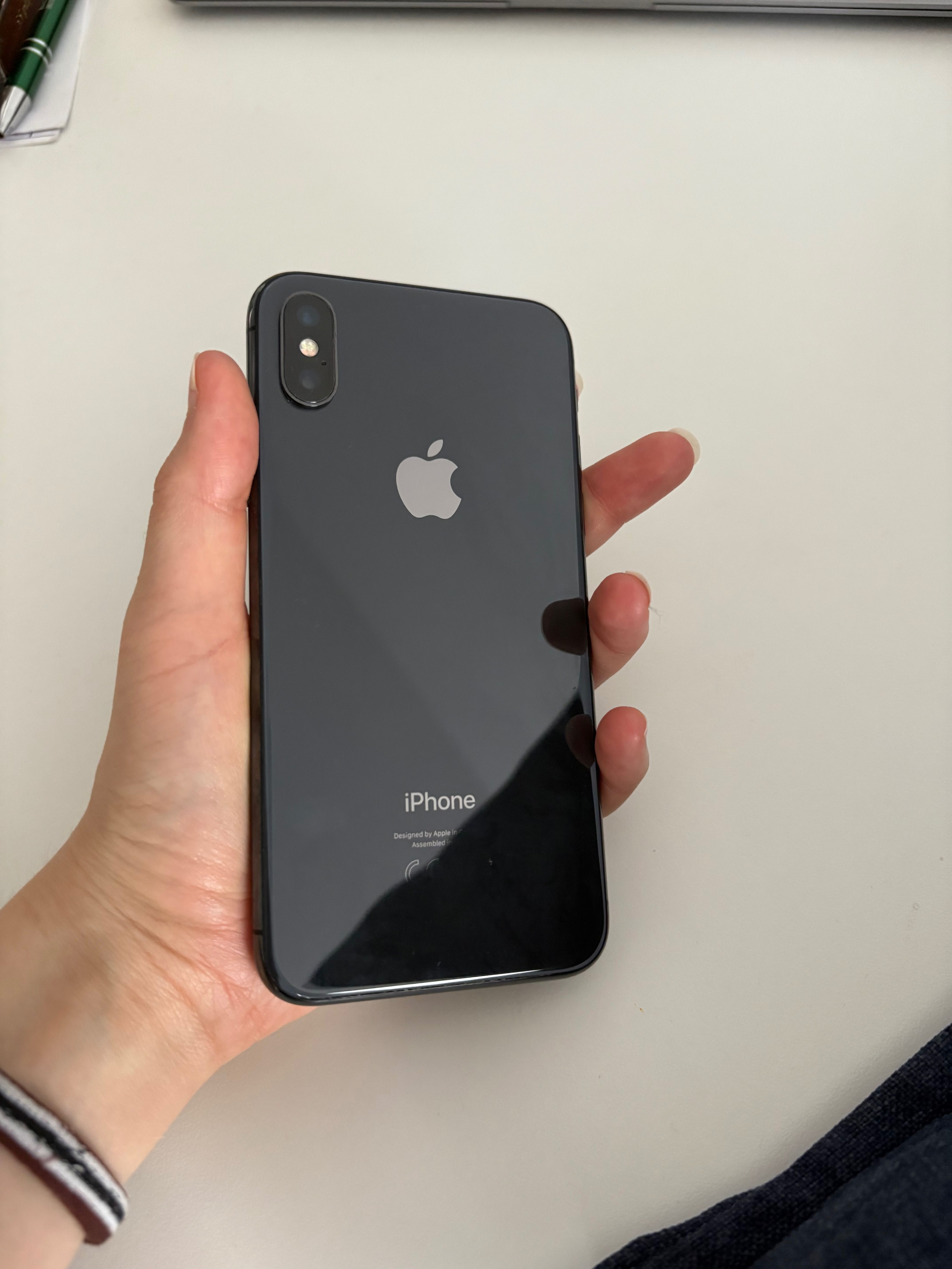 iPhone X- z małym pęknięciem