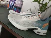 Siateczkowe buty sportowe 40