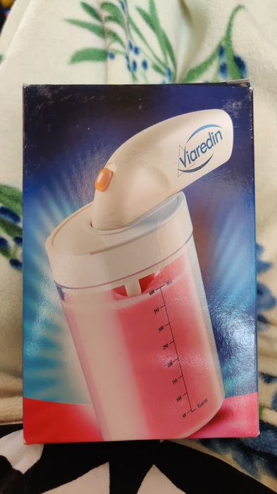 Міні міксер Viaredin з мірним стаканчиком.