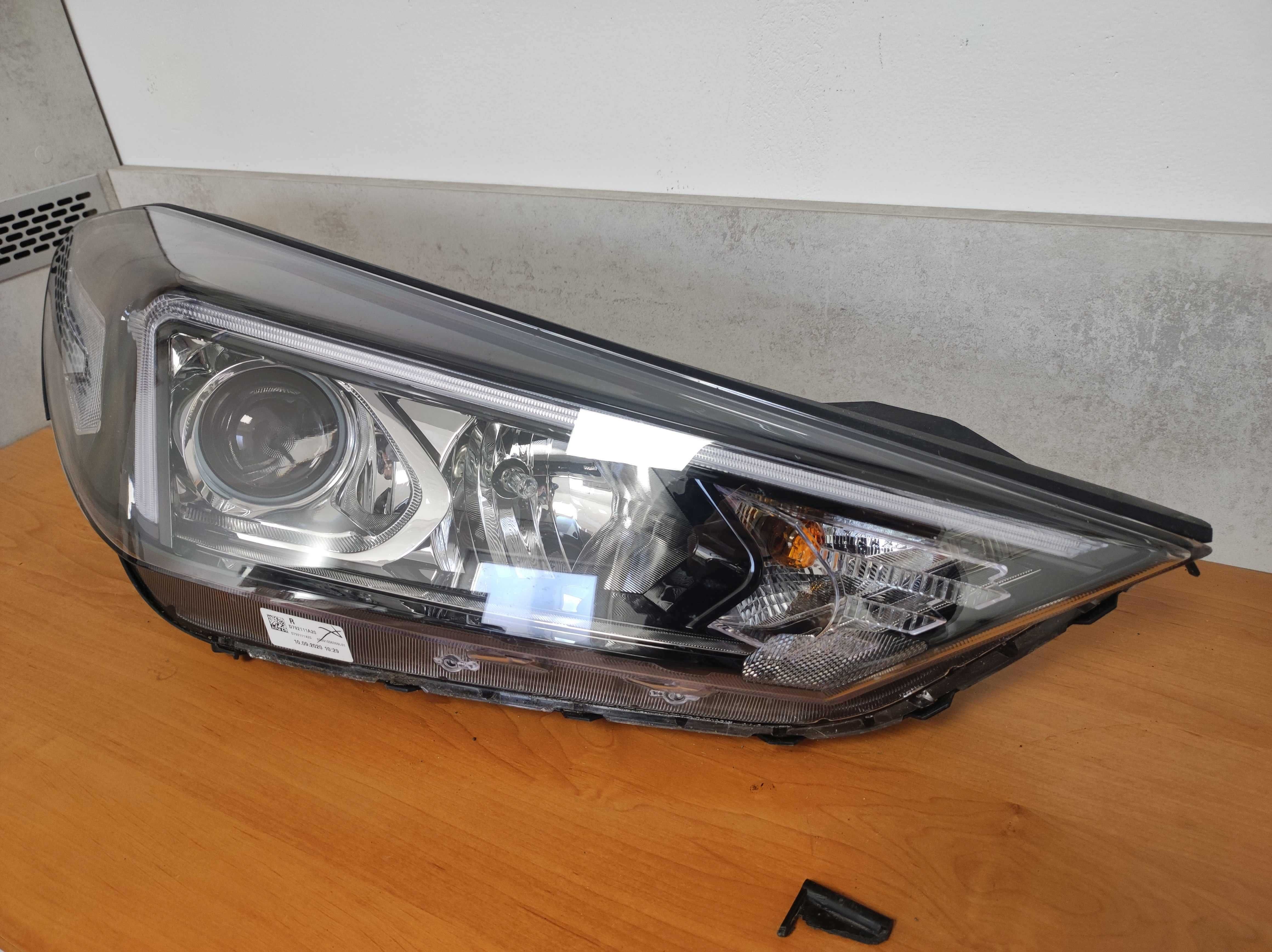 Hyundai Tucson III Reflektor prawy OE 92102D7600 R40