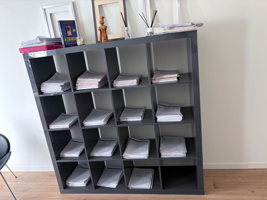 Estante ikea em cinzento brilhante