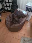 Puff de pele castanho bastante grande