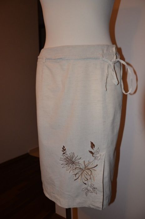 Spódnica beżowa firmy Reserved