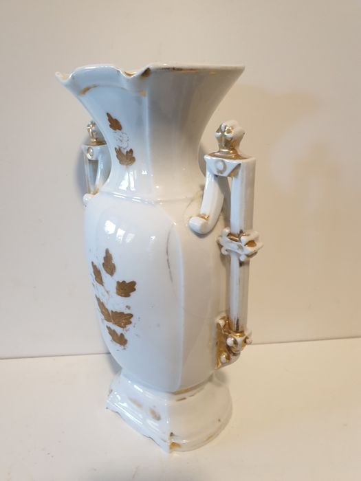 Antiga jarra de altar em porcelana francesa