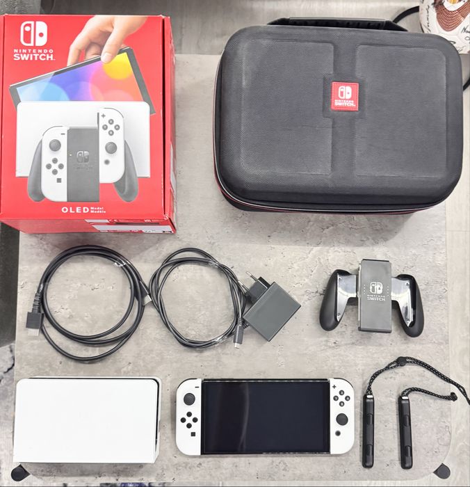Nintendo Switch Oled Białe + przenośny kuferek.