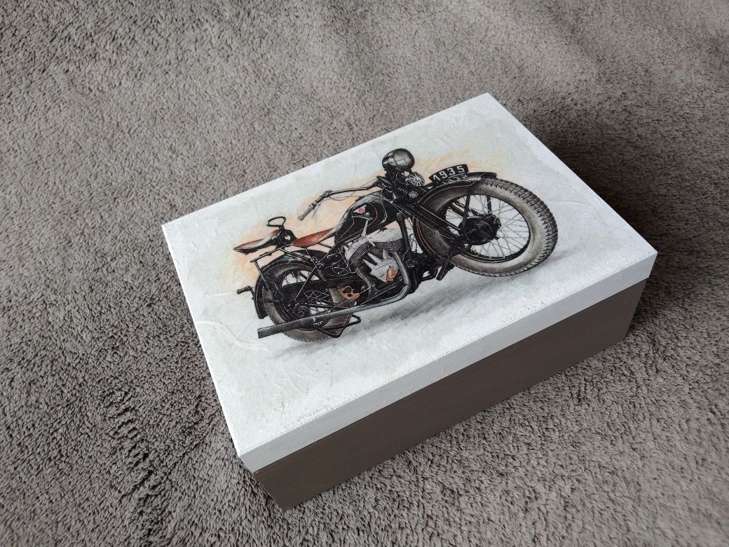 Drewniane pudełko na drobiazgi. Retro motocykl.
