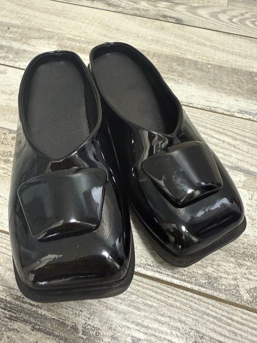 Чорні мюлі , сабо