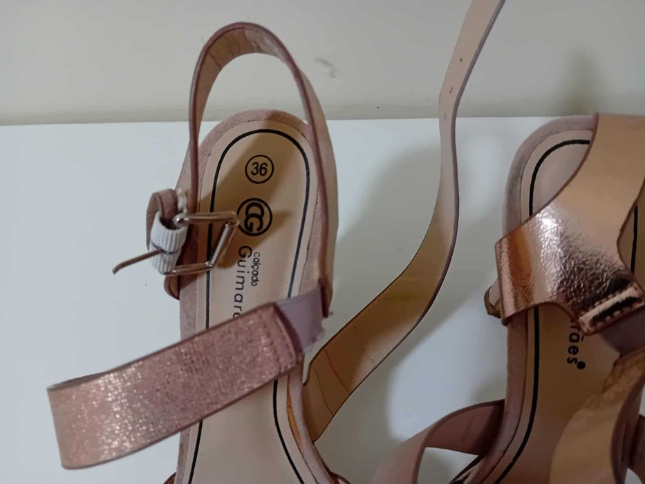 Sandálias mulher
Tamanho 35