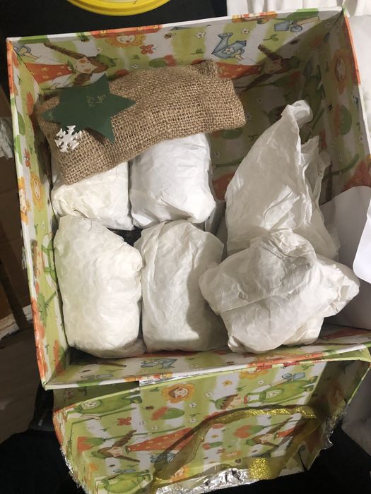 Arvore natal com presepio enfeites e luzes